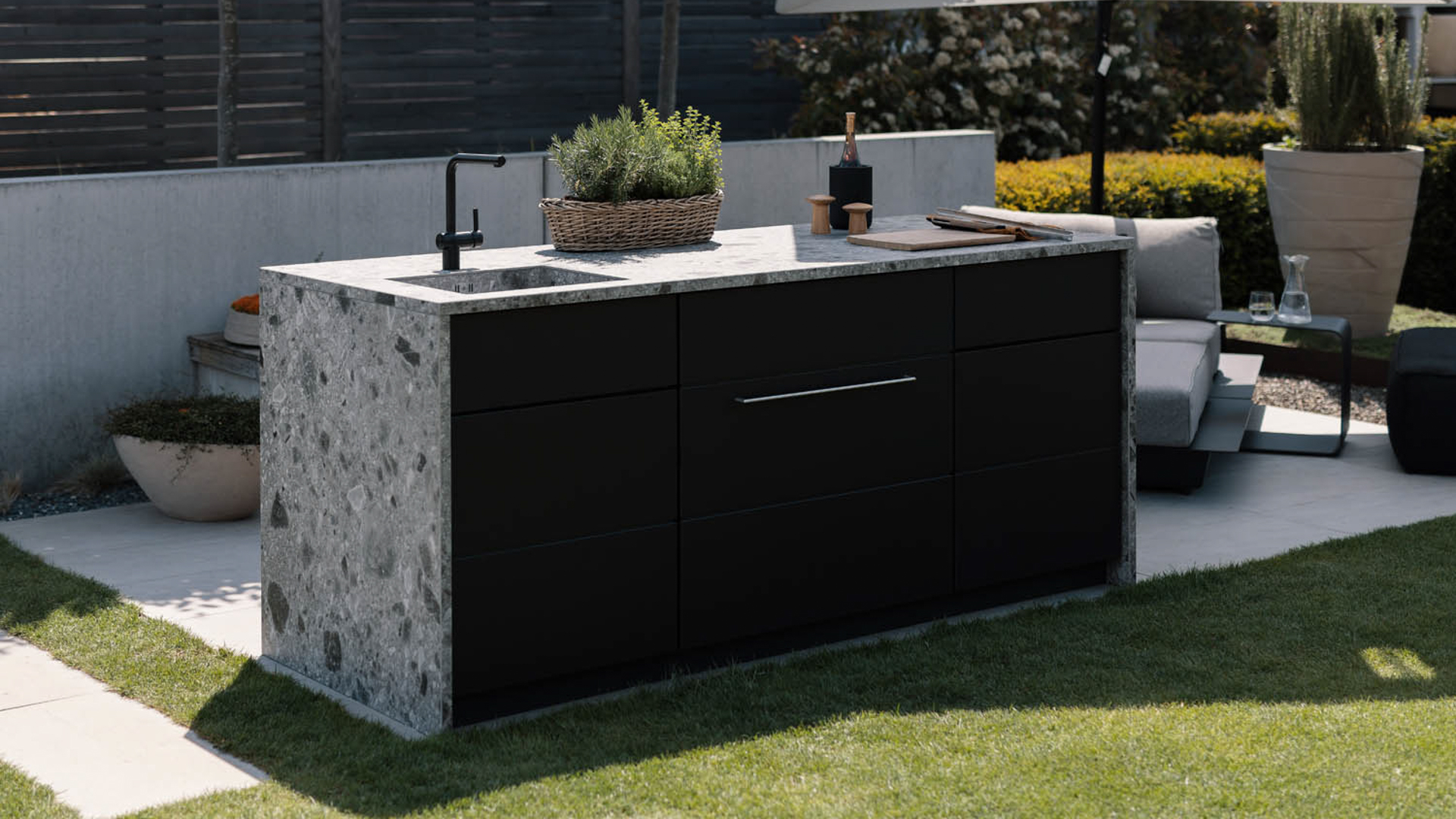 CUBIC outdoor living, outdoor kitchen dark anchor